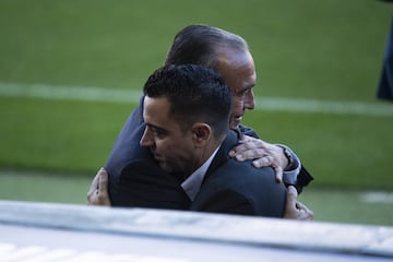 Xavi saluda a Rafael Juste.