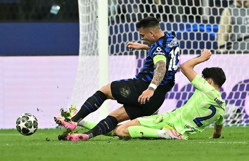 Imagen dle posible penalti de Cubarsí a Lautaro.