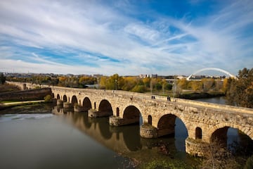 La milenaria ruta romana, de importancia histórica y estratégica en el Imperio romano, vertebró la comunicación en la antigua Hispania. Un recorrido que hoy día en Extremadura es una preciosa ruta que recorre algunos de los lugares más significativos. Desde Monesterio hasta Baños de Montemayor, en pleno Valle del Ambroz; pasando por Zafra, Almendralejo, Mérida, Cáceres, ciudades Patrimonio de la Humanidad; Plasencia y Cáparra, son algunos de los lugares por los que discurre. Un camino histórico que posilitará al viandante descubrir tesoros naturales, verdaderas joyas arqueológicas, arquitectónicas y artísticas, así como la rica gastronomía extremeña. En total, más de 340 kilómetros repletos de contrastes.