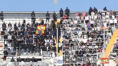 Los ultras (izquierda) junto a la afici&oacute;n desplazada.