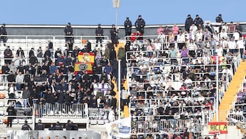 Los ultras (izquierda) junto a la afici&oacute;n desplazada.