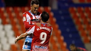 Herrera y Barreiro, del Lugo, celebran uno de los tantos ante el Mirandés.
