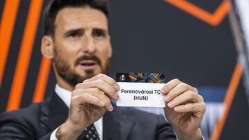 Nyon (Switzerland), 31/01/2025.- Former former Athletic Bilbao forward Aritz Aduriz shows the ticket of Ferencvaros during the UEFA Europa League knockout phase play-off draw at the UEFA headquarters in Nyon, Switzerland, 31 January 2025. (Suiza) EFE/EPA/MARTIAL TREZZINI