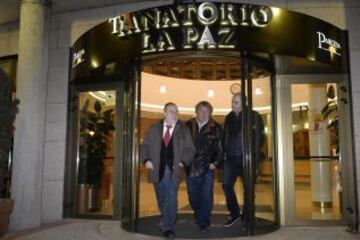 Alfredo Relaño, saliendo del tanatorio de "La Paz", en Tres Cantos, donde se encuentra instalada la capilla ardiente del entrenador y exseleccionador nacional Luis Aragonés, que ha fallecido esta mañana en Madrid a los 75 años de edad.