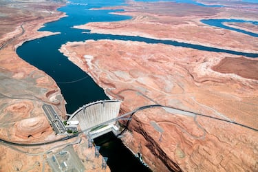 La 'Glen Canyon Dam' ubicada en Arizona, es la "hermana menor" y más controversial de la Presa Hoover. Es la estructura que retiene el Lago Powell, el segundo embalse más grande de Estados Unidos. Terminada en 1966, es una presa de arco de gravedad de hormigón con una altura de 220 metros. u objetivo principal no es solo generar energía, sino actuar como una "cuenta de ahorros" de agua para los estados de la Cuenca Alta del Río Colorado (Colorado, Wyoming, Utah y Nuevo México), asegurando que puedan cumplir con sus cuotas de entrega de agua a los estados río abajo (California, Arizona y Nevada).