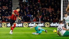 Dominic Solanke, jugador del Bournemouth, remata de tacón.