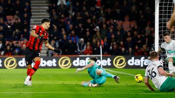 Dominic Solanke, jugador del Bournemouth, remata de tacón.