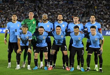 La Selección Colombia cayó en su visita frente a Uruguay, por la jornada 11 de las Eliminatorias al Mundial de 2026. Juan Fernando Quintero y Carlos Gómez anotaron para la Tricolor, mientras que para los Charrúas marcaron Davinson Sánchez en propia puerta, Rodrigo Aguirre y Manuel Ugarte.