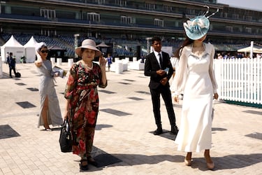 La Dubai World Cup 2024 comienza este sábado, 30 de marzo, en el hipódromo de Meydan en Dubai, Emiratos Árabes Unidos. Se repartirán 30.500.000 de dólares incluyendo los 12 millones de la prueba central. En sus alrededores pasean y disfrutan del evento los asistentes siempre presumiendo de sus mejores galas.