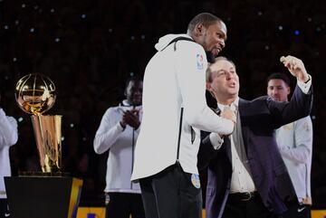 El Oracle Arena se vistió de gala para el arranque de la temporada NBA: los Warriors recibieron sus anillos de campeones y alzaron otra bandera al techo del pabellón. Arrancó la temporada 2017-18.