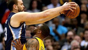 DENVER, CO - FEBRUARY 26: Marc Gasol #33 of the Memphis Grizzlies looks for an outlet pass while being guarded by Jameer Nelson #1 of the Denver Nuggets at the Pepsi Center on February 26, 2017 in Denver, Colorado. NOTE TO USER: User expressly acknowledges and agrees that , by downloading and or using this photograph, User is consenting to the terms and conditions of the Getty Images License Agreement. Matthew Stockman/Getty Images/AFP
== FOR NEWSPAPERS, INTERNET, TELCOS & TELEVISION USE ONLY ==