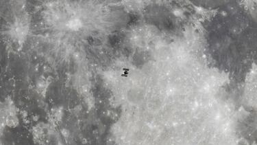 La Estación Espacial Internacional (EEI) orbita la Tierra, con la Luna en segundo plano, vista desde Szurdokpuspoki, en el norte de Hungría.

