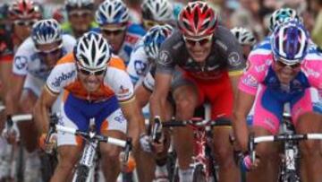 <b>GRAN LLEGADA. </b>Óscar Freire, en plena remontada de Steegmans (RadioShack) y Furlan (Lampre).