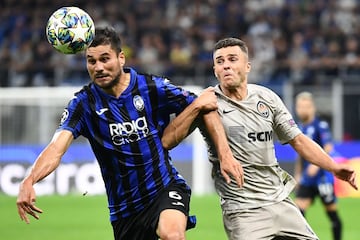 Shakhtar Donetsk's Ukrainian forward Junior Moraes (R) holds off Atalanta's Argentinian defender Jose Luis Palomino during the UEFA Champions League Group C stage football match Atalanta Bergamo vs Shakhtar Donetsk on October 1, 2019 at San Siro stadium i