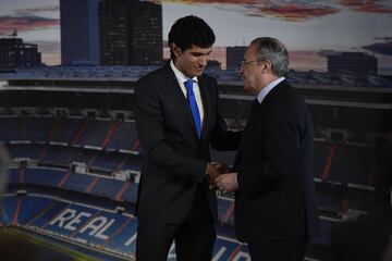 Jesús Vallejo con Florentino Pérez.