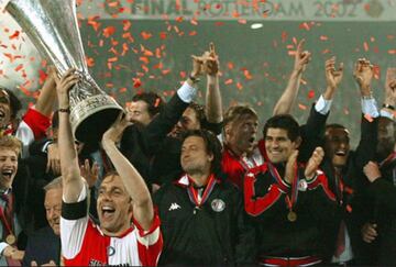 Mauricio Aros salió campeón con el Feyenoord en la edición 2001-2002. Jugó dos partidos y estuvo en la banca en la final ante Borussia Dortmund.