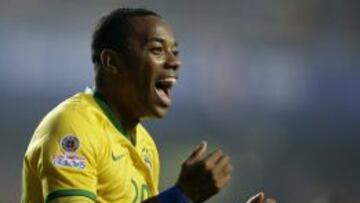 Robinho celebra un gol con la selección brasileña.
