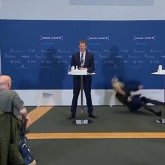 ¡Se desmayó en plena plática! La directora de Medicina de Dinamarca sufre aparatosa caída