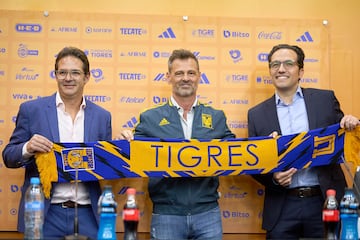 Antonio Sancho, Diego Cocca, Mauricio Culebro durante la Presentacion del Nuevo Director Tecnico del Equipo Tigres UANL previo al inicio del Torneo Clausura 2023 de la Liga BBVA MX, en el Estadio Universitario, el 16 de Noviembre de 2022.