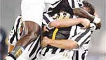 <b>UN PULMÓN. </b>Stephen Appiah (arriba en la imagen) se caracteriza por la brega y la lucha.