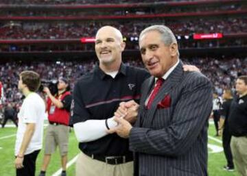 Arthur Blank, propietario de los Falcons, deseándole suerte a su head coach, Dan Quinn, antes del partido.