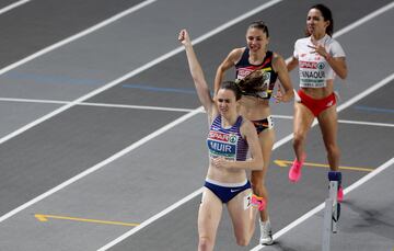 Laura Muir celebra su oro.