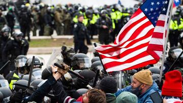 Supporters of US President Donald Trump fight with riot police outside the Capitol building on January 6, 2021 in Washington, DC. - Donald Trump&#039;s supporters stormed a session of Congress held today, January 6, to certify Joe Biden&#039;s election wi