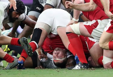 Gales se empleó a fondo para vencer a Fiyi (29-17) y sumó su tercer triunfo en el Mundial de rugby de Japón. El XV del Puerro, con un historial de partidos complicados ante rivales polinesios, sacó adelante un duelo que dejó imágenes llamativas como la del pilier Wyn Jones completamente al revés tras una melé. 