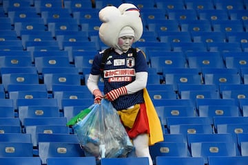 Un partidario de Japón recoge basura después del partido de fútbol de la ronda mundial de Rusia 2018 entre Bélgica y Japón en el Rostov Arena.