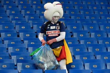 Un partidario de Japón recoge basura después del partido de fútbol de la ronda mundial de Rusia 2018 entre Bélgica y Japón en el Rostov Arena.