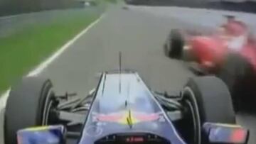 Webber adelanta a Alonso en Eau Rouge 2011.