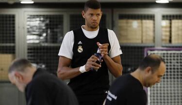 Bez: "Tavares no intimida, directamente no te deja lanzar"