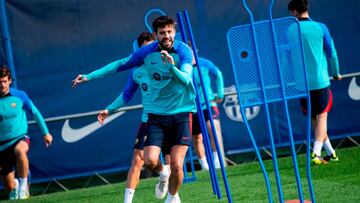 Piqué, sonriente en el entrenamiento de ayer del Barça.