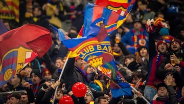 La afición del Barcelona en el Signal Iduna Park durante el partido de la fase Liga