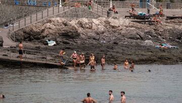 Imagen de varias personas accediendo a la playa de Arinaga, en Gran Canaria.