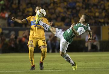 MEX02. MONTERREY (MÉXICO), 25/11/2017.- El jugador Jorge Torres (i) de Tigres disputa el balón con Sebastián Ramos (d) de León hoy, sábado 25 de noviembre de 2017, previo al partido de vuelta de cuartos de final del Torneo Apertura 2017, entre los equipos de Tigres y León , celebrado en el estadio Universitario de la ciudad de Monterrey (México). EFE/Miguel Sierra.