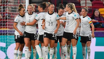 London (United Kingdom), 08/07/2022.- Lea Schueller (2-L) of Germany celebrates scoring the 2-0 during the Group B match of the UEFA Women's EURO 2022 between Germany and Denmark in London, Britain, 08 July 2022. (Dinamarca, Alemania, Reino Unido, Londres) EFE/EPA/VINCENT MIGNOTT
