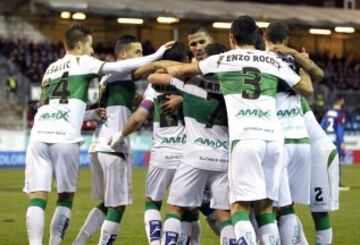 El brasileño Jonathas de Jesús celebra su gol con sus compañeros. 0-1.