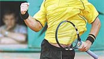 <b>LA CLAVE.</B> Moyá resopla: acababa de ganar el primer y decisivo set.