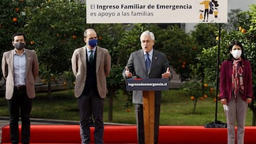 Santiago, 3 de julio 2020  El Presidente de la Republica, Sebastian Pinera, acompanado por el ministro de Desarrollo Social, Cristian Monckeberg, anuncia el pago a nuevos beneficiarios del Ingreso Familiar de Emergencia.   Dragomir Yankovic/Aton Chile