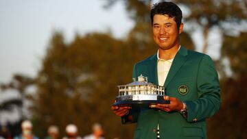 El japonés Hideki Matsuyama posa con la Chaqueta Verde y el trofeo de campeón del Masters de Augusta en el Augusta National Golf Club de Augusta, Georgia.