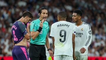 La amenaza de Munuera a Mbappé: “Te la estás jugando”