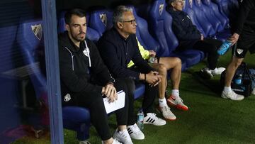 Sergio Pellicer, en el banquillo del Málaga.