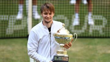 Bublik sorprende a Rublev: primer título en hierba