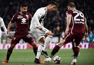 El delantero portugués de la Juventus de Turín estrenó el pasado viernes en el derbi de Turín sus nuevas botas, las Nike Mercurial Superfly personalizadas. Son de color negro con una suela dorada. Aunque, sin duda, el aspecto más llamativo es la palabra “CR7STIANO“, escrita en mayúscula y en grandes letras en uno de sus costados.