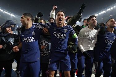 Los futbolistas del PSG celebran su victoria en el partido de la UEFA Champions League ante el Manchester City en París.