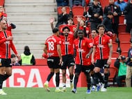 PALMA DE MALLORCA, 15/03/2026.- El jugador del Mallorca Samu Costa (c) celebra tras marcar durante el partido de LaLiga entre El Real Mallorca y El Espanyol que se disputa, este domingo, en Son Moix. EFE/ Cati Cladera
