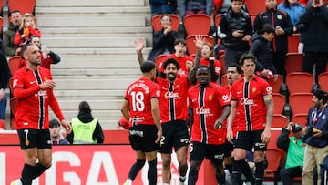PALMA DE MALLORCA, 15/03/2026.- El jugador del Mallorca Samu Costa (c) celebra tras marcar durante el partido de LaLiga entre El Real Mallorca y El Espanyol que se disputa, este domingo, en Son Moix. EFE/ Cati Cladera