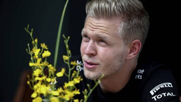 Kevin Magnussen pasea por el &quot;padock&quot; del circuito Internacional de Sepang, Malasia.