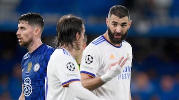 Real Madrid&#039;s Karim Benzema talks to Luka Modric during the UEFA Champions League, Quarter-finals, 1st leg football match between Chelsea and Real Madrid on April 6, 2022 at Stamford Bridge in London, England - Photo Ashley Western / Colorsport / DPP